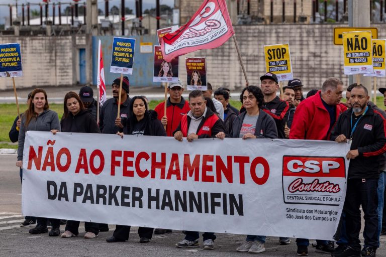 Trabalhadores protestam contra fechamento da Parker Hannifin em Jacareí