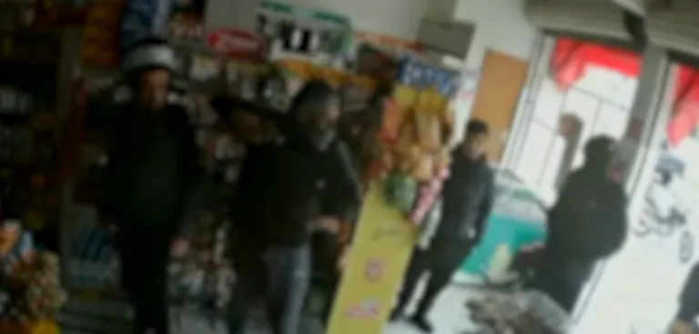 VÍDEO: Dupla armada invade padaria, rende clientes e foge de carro em Pindamonhangaba