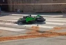 Colisão entre moto e caminhão em avenida no Guarujá deixou uma pessoa ferida; vítima sofreu traumatismo craniano