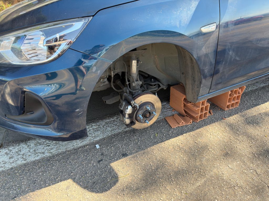 Carro é encontrado sem as quatro rodas às margens da Santos Dumont