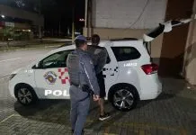 Homem ameaça a própria mãe por telefone, saca facão contra policiais e acaba preso em São José