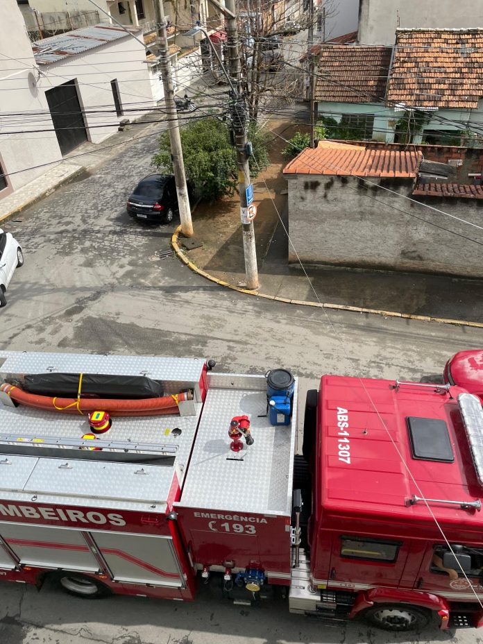 Incêndio atinge veículo em Aparecida e mobiliza equipe de bombeiros