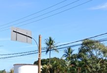 Carro capota após colisão na Avenida Princesa Isabel, em Ilhabela