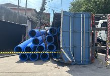Caminhão carregado de canos de PVC tomba, atinge poste e deixa dois feridos em São José