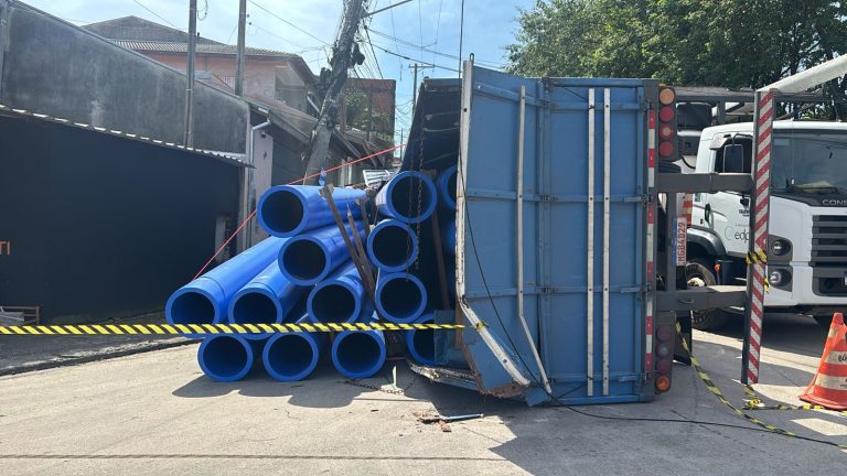 Caminhão carregado de canos de PVC tomba, atinge poste e deixa dois feridos em São José
