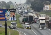 Acidente com caminhão interdita faixa da Dutra em Taubaté