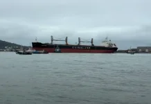Falha técnica em navio interrompe travessia de balsas e assusta moradores; VÍDEO