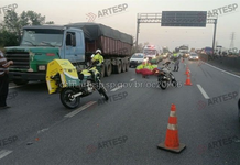 Motociclista bate em traseira de carreta e fica gravemente ferido na Rodovia Anchieta em Cubatão