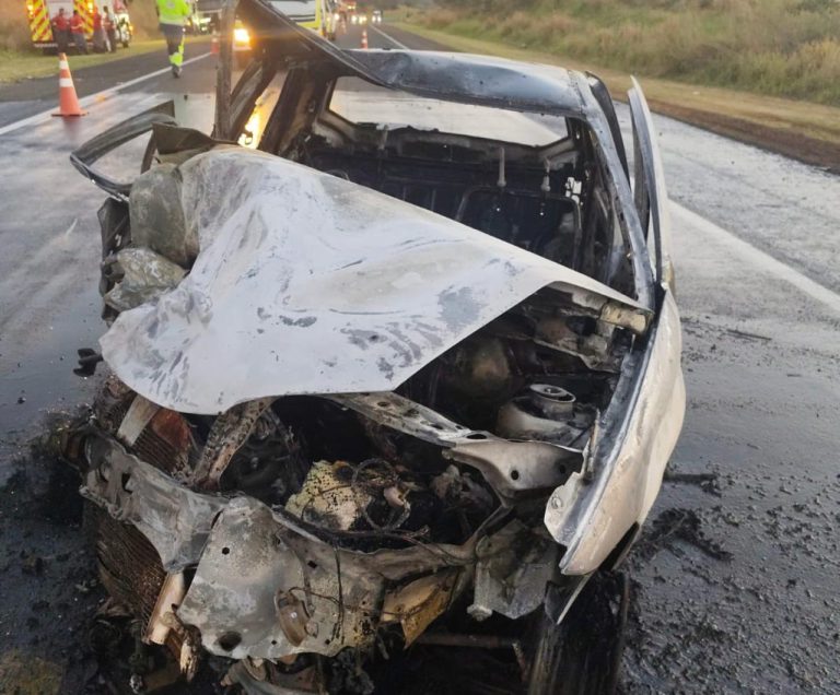 Carro pega fogo após colisão na Elyeser Montenegro Magalhães; dois ficam feridos
