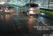 Acidente envolvendo duas motos e carro deixa motociclistas feridos na Via Expressa Sul, em Praia Grande