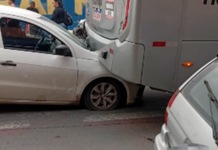 Carro colide e fica prensado em traseira de ônibus em avenida de Guarujá