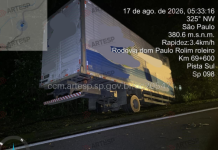 Motorista dorme no volante, perde o controle em curva e invade vegetação na rodovia Mogi-Bertioga