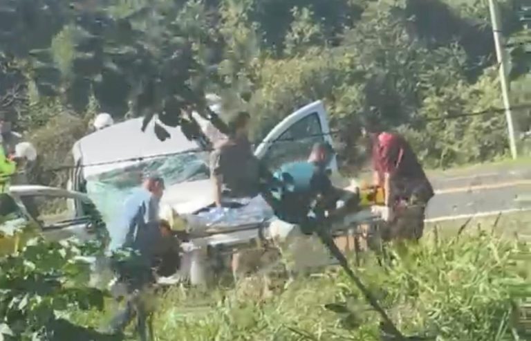 Colisão frontal na BR-153 deixa uma mulher morta e dois motoristas gravemente feridos