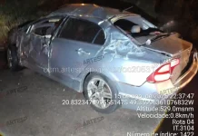 Motorista morre e outro fica em estado grave após capotamento e colisão na SP-310