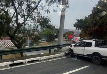 Homem fica ferido após carro bater contra guard-rail em São José
