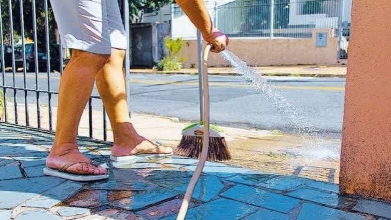 Desperdício de água pode render multa de R$ 242,00 em Guararapes