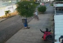 Entregador tenta impedir roubo da bicicleta e se ajoelha diante de assaltante em João Pessoa; veja vídeo