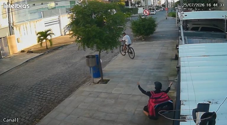 Entregador tenta impedir roubo da bicicleta e se ajoelha diante de assaltante em João Pessoa; veja vídeo