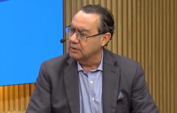 Augusto Cury defende semipresidencialismo, fim da reeleição e mudanças em programas de renda em sabatina na Novabrasil