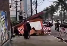 Carro perde o controle, invade calçada e destrói banca de jornal na Praia Grande