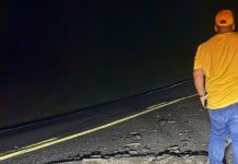 Pedra de granito cai de caminhão e abre buraco na BR-230, em Soledade