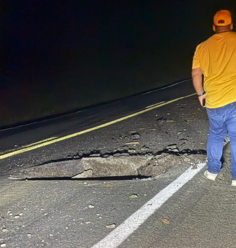 Pedra de granito cai de caminhão e abre buraco na BR-230, em Soledade