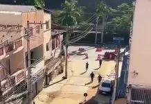 VÍDEO mostra motociclista ignorar interdição e cair em buraco de obra em Aparecida