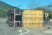 Carreta tomba após motorista perder o controle da direção em curva de alça de acesso em rodovia do Guarujá