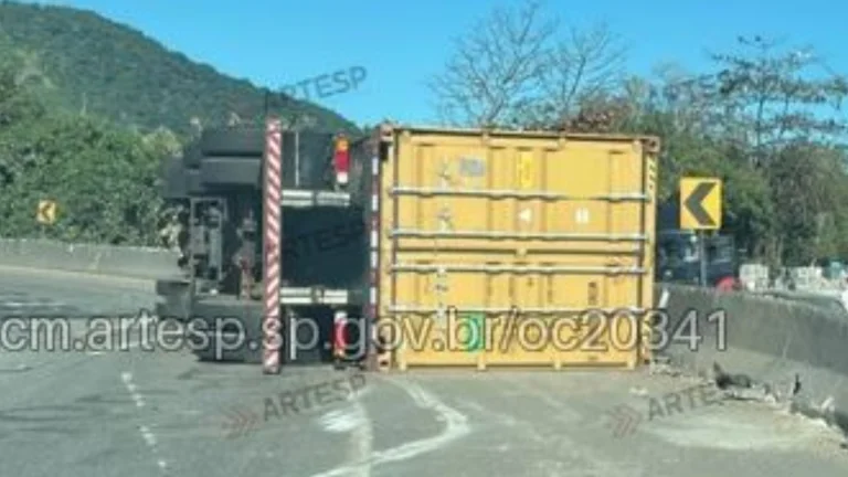 Carreta tomba após motorista perder o controle da direção em curva de alça de acesso em rodovia do Guarujá