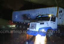 Carreta perde força na subida da serra, desce de ré e bloqueia rodovia em Cubatão