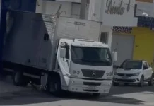 Caminhão perde freio, desce de ré e atropela mulher na frente de farmácia na Paraíba
