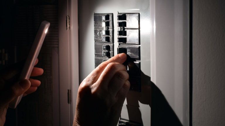 ONS alerta distribuidoras para possível corte de energia no Dia dos Pais