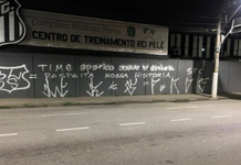 CT Rei Pelé amanhece com muro pichado após derrota do Peixe em clássico na Copa do Brasil