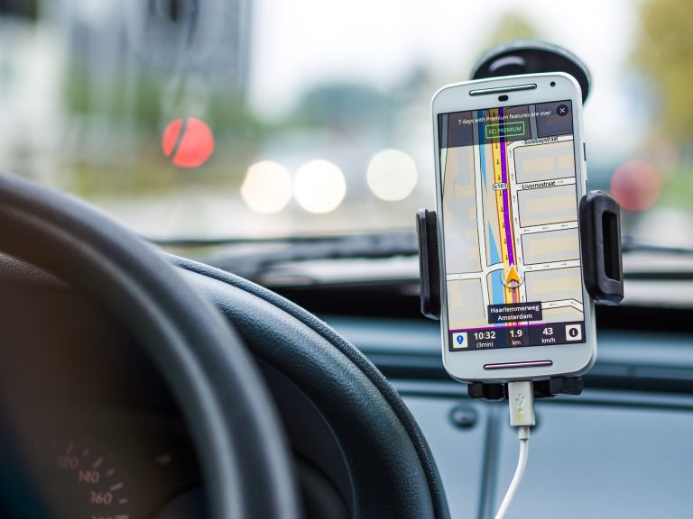TSE proíbe adesivo de campanhas eleitorais em carros de aplicativo