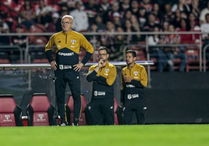 Dorival cobra elenco após mais uma derrota no Brasileirão