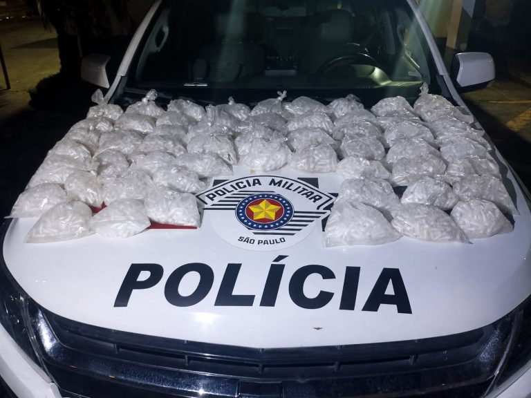 PM apreende quase 9,5 quilos de cocaína e 7,4 mil pinos de droga em Aparecida