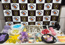 Homem de 20 anos tenta fugir, mas é preso com mais de 2 kg de drogas em comunidade do Guarujá