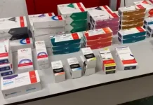 Dupla é presa após roubar mais de R$ 5 mil em produtos de farmácia em Cubatão; suspeito tinha roubado carro em Cotia (SP)
