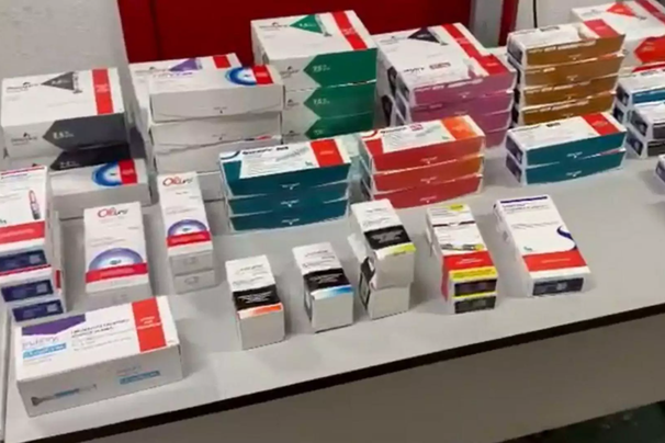 dupla invade farmacia em cubatao no litoral de sao paulo e rouba mais de 5 mil reais em medicamentos e dinheiro na madrugada deste sabado (29)