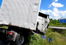 Carreta tomba na BR-101 após motorista tentar evitar colisão, em João Pessoa