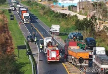 Poste cai sobre marginal e fios de alta tensão atingem caminhão; rodovia é interditada em Itariri