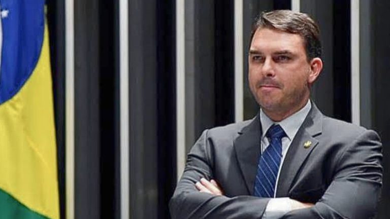 Flávio Bolsonaro é filiado a partido Missão, e registro de candidatura no TSE atrasa