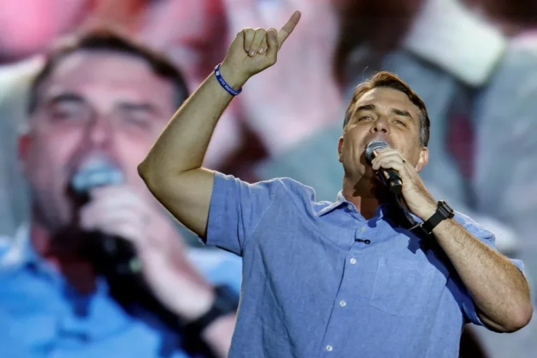 Flávio Bolsonaro diz que é alvo de ‘guerra psicológica’ com especulações sobre escândalos