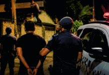Homem furta casa, tenta fugir pelos telhados, mas é detido pela Polícia em Peruíbe