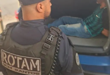 Homem se finge de passageiro e ameaça taxista com canivete para realizar assalto em Santos