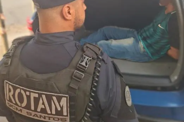 homem se passa por passageiro e ameaca taxista com canivete em santos nesta segunda 1708