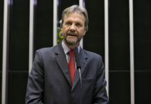 Líder do PT sofre AVC durante reunião na Câmara, em Brasília