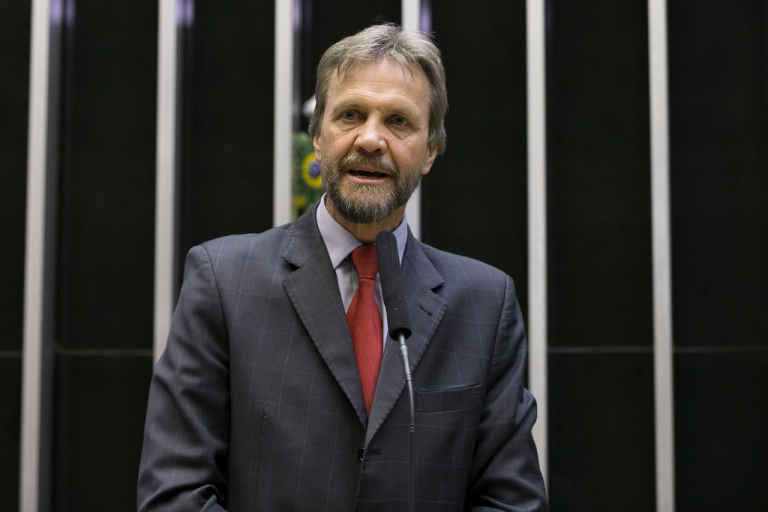 Líder do PT sofre AVC durante reunião na Câmara, em Brasília