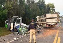 Acidente entre micro-ônibus e carreta deixa 23 mortos no Paraná