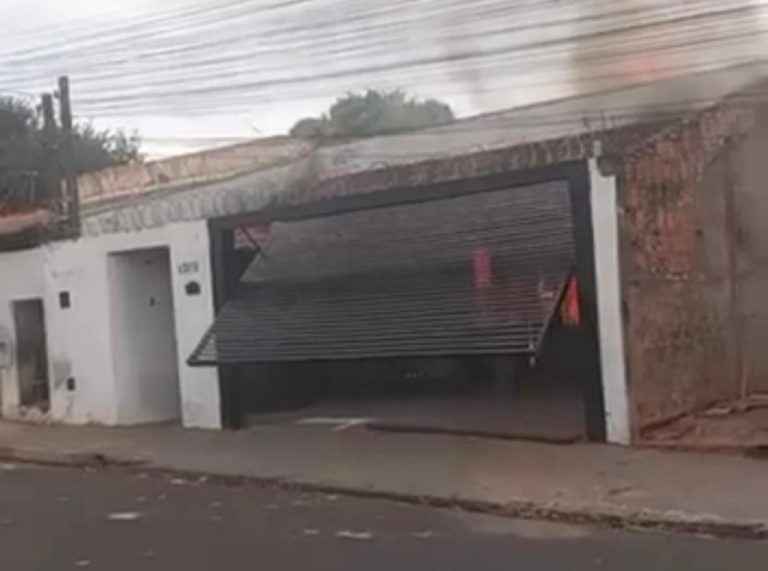 Incêndio destrói casa e faz teto desabar no bairro Santo Antônio, em Rio Preto